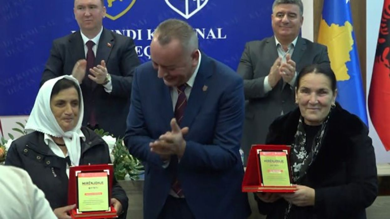 Deçani nderon dy nëna fisnike - marrin mirënjohje për mbështetjen e UÇK-së