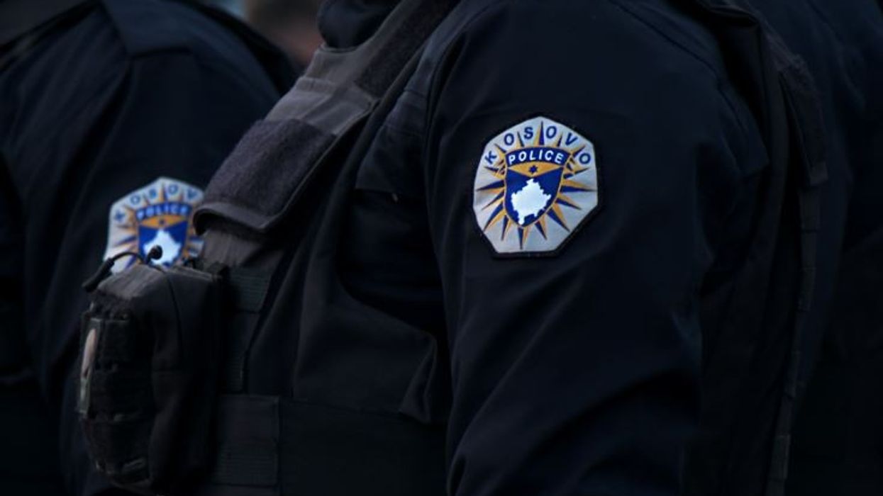 Plagoset me armë zjarri një vajzë e mitur në Vushtrri, i dyshuari në arrati