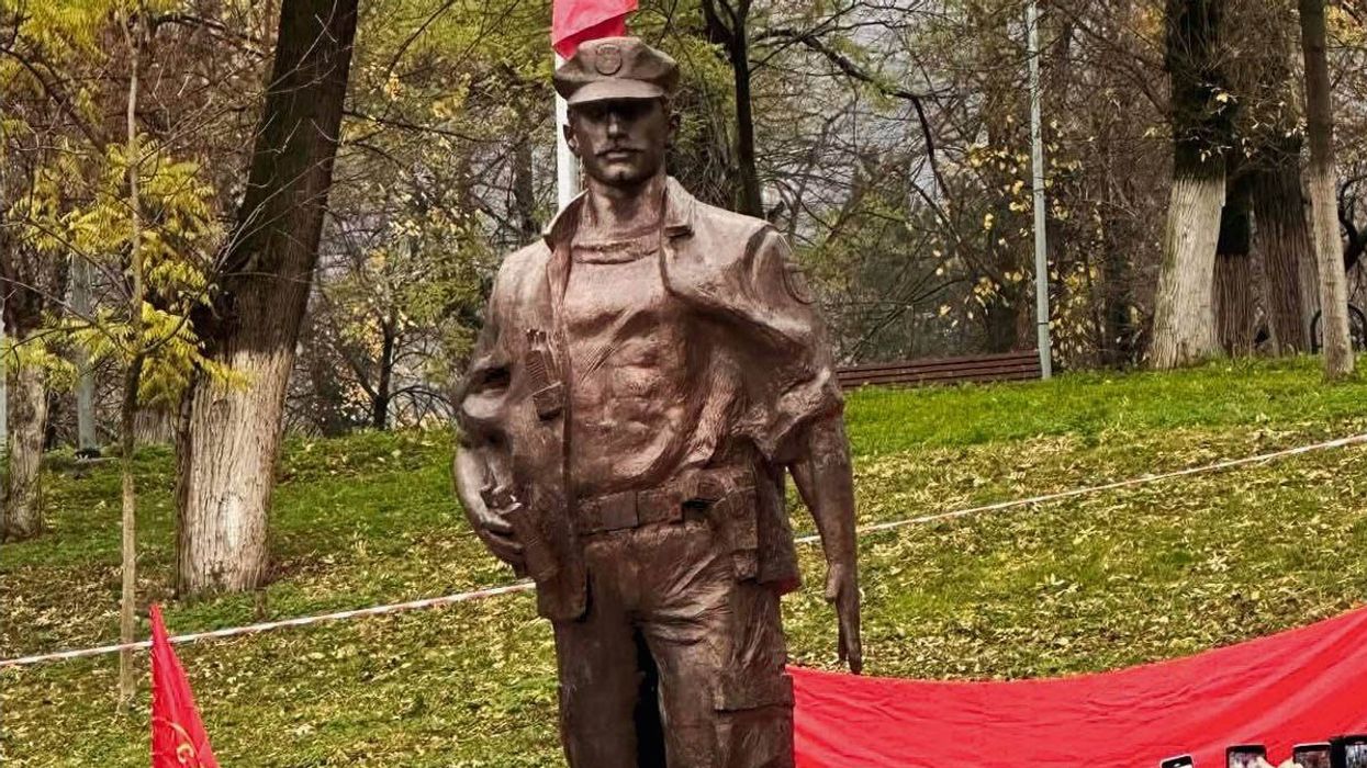 Përurohet në Prizren, shtatorja e Heroit të Kombit - Tahir Sinani