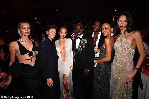 Rita Ora shfaqet me një fustan të guximshëm me prerje në  Fashion Awards 2025 