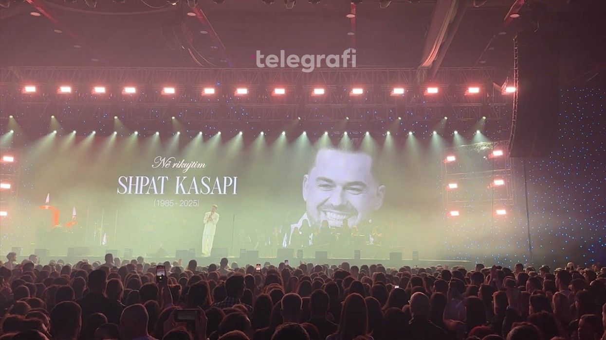 "Qoftë i përjetshëm kujtimi për ty", Alban Skënderaj me dedikim të veçantë për Shpat Kasapin në koncert ndërsa duartrokitjet nuk ndalen