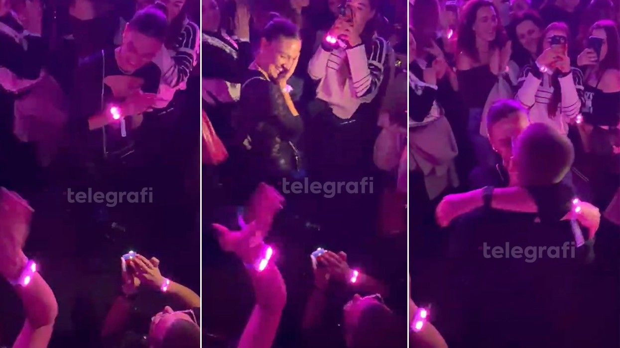 Propozim për martesë në koncertin e Alban Skënderajt - djali ulet në gjunjë dhe i propozon të dashurës së tij në mes të turmës