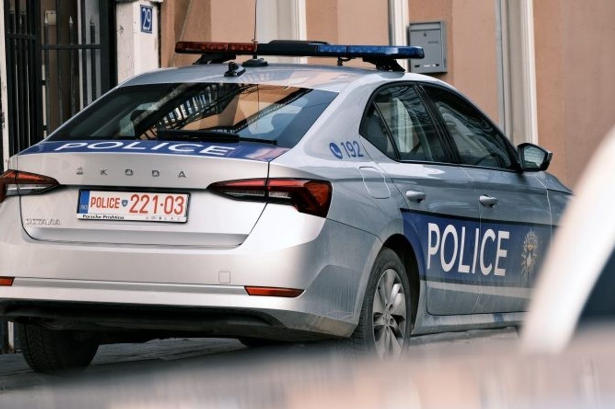 Bastisje në një lokal në Mitrovicë, tre të arrestuar për posedim të substancave narkotike Bastisje në një lokal në Mitrovicë, tre të arrestuar për posedim të substancave narkotike