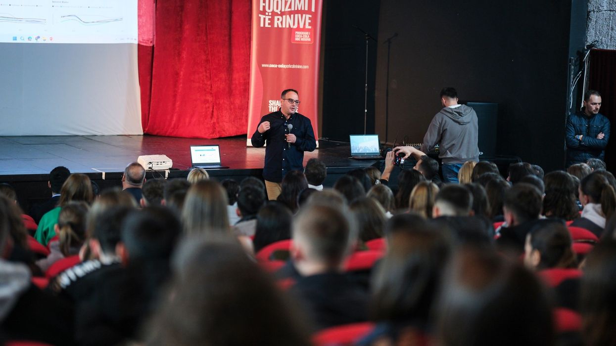 Coca Cola HBC Kosova përmbyll programin “Youth Empowered” me ngjarjen më të madhe të trajnimit në Podujevë - qindra të rinj aftësohen profesionalisht përkarrierën e tyre Coca Cola HBC Kosova përmbyll programin “Youth Empowered” me ngjarjen më të madhe të trajnimit në Podujevë - qindra të rinj aftësohen profesionalisht përkarrierën e tyre