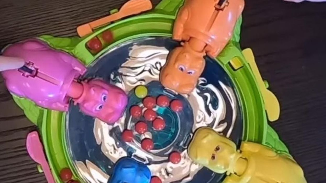 Babë e bir nga SHBA thyejnë rekordin botëror Guiness duke luajtur “Hungry Hungry Hippos” Babë e bir nga SHBA thyejnë rekordin botëror Guiness duke luajtur “Hungry Hungry Hippos”