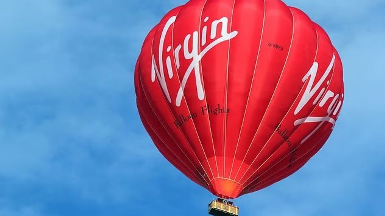 Pasagjeri i një balone me ajër të nxehtë në Britani të Madhe, i mori jetën vetes duke u hedhur nga shporta në 300 metra lartësi Pasagjeri i një balone me ajër të nxehtë në Britani të Madhe, i mori jetën vetes duke u hedhur nga shporta në 300 metra lartësi
