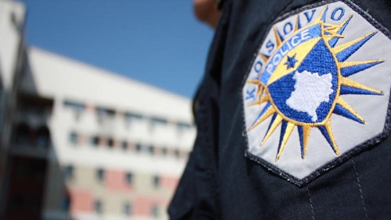 Po thyente dritaret e një shtëpie, i dyshuari nga Drenasi sulmon edhe policët Po thyente dritaret e një shtëpie, i dyshuari nga Drenasi sulmon edhe policët