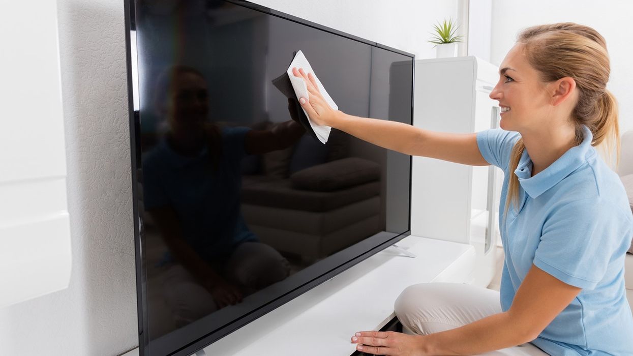 Mos e bëni këtë kurrë kur pastroni TV-në: Gabimi që dëmton ekranin dhe e bën të paqëndrueshëm Mos e bëni këtë kurrë kur pastroni TV-në: Gabimi që dëmton ekranin dhe e bën të paqëndrueshëm
