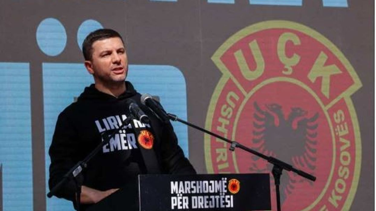 Krasniqi u bën thirrje shqiptarëve për pjesëmarrje në protestën e 13 dhjetorit në Shkup në mbrojtje të UÇK-së Krasniqi u bën thirrje shqiptarëve për pjesëmarrje në protestën e 13 dhjetorit në Shkup në mbrojtje të UÇK-së
