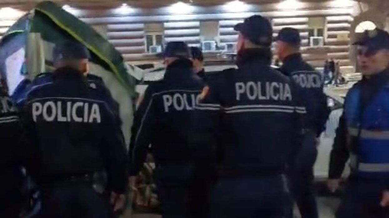 Lapaj ngre çadër para Kryeministrisë, policia ndërhyn dhe e heq me forcë Lapaj ngre çadër para Kryeministrisë, policia ndërhyn dhe e heq me forcë