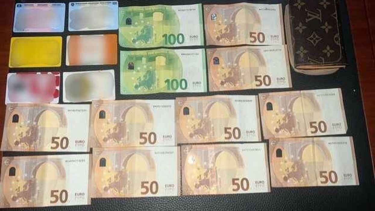 Qytetari në Prishtinë dorëzon portofolin e humbur, Policia e Kosovës e kthen tek pronari Qytetari në Prishtinë dorëzon portofolin e humbur, Policia e Kosovës e kthen tek pronari