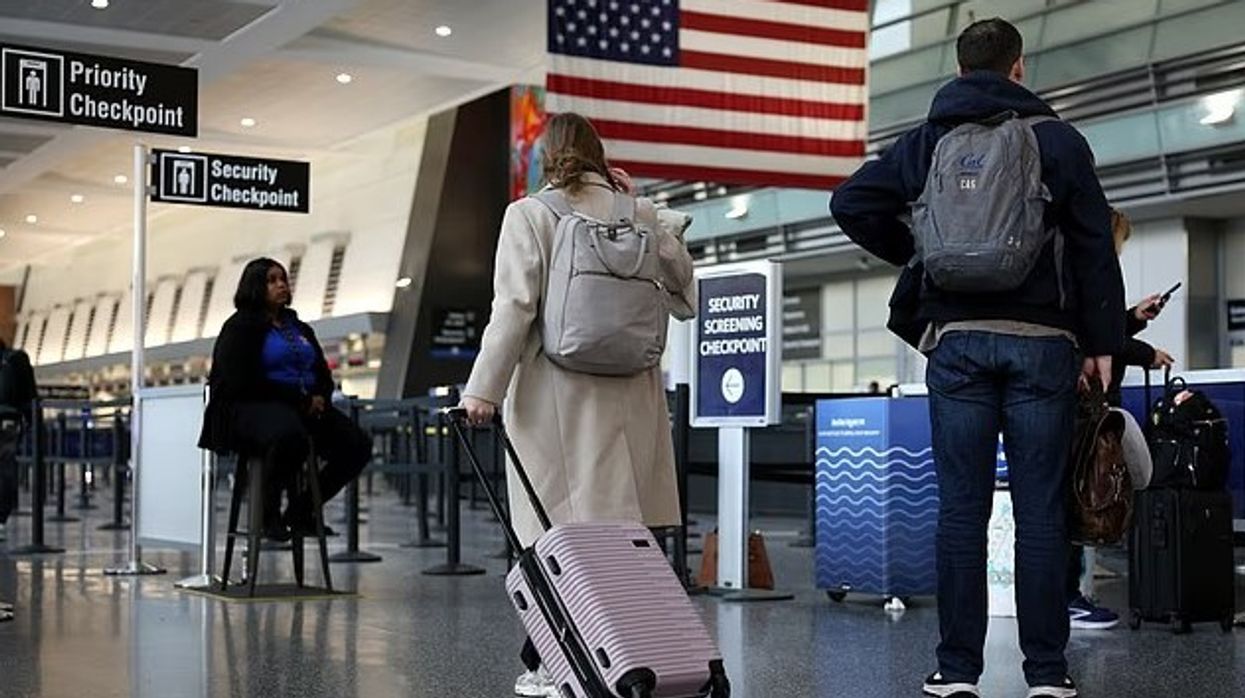 Trump do t'i detyrojë të gjithë turistët e huaj të japin pesë vjet histori të rrjeteve sociale para se të hyjnë në SHBA Trump do t'i detyrojë të gjithë turistët e huaj të japin pesë vjet histori të rrjeteve sociale para se të hyjnë në SHBA