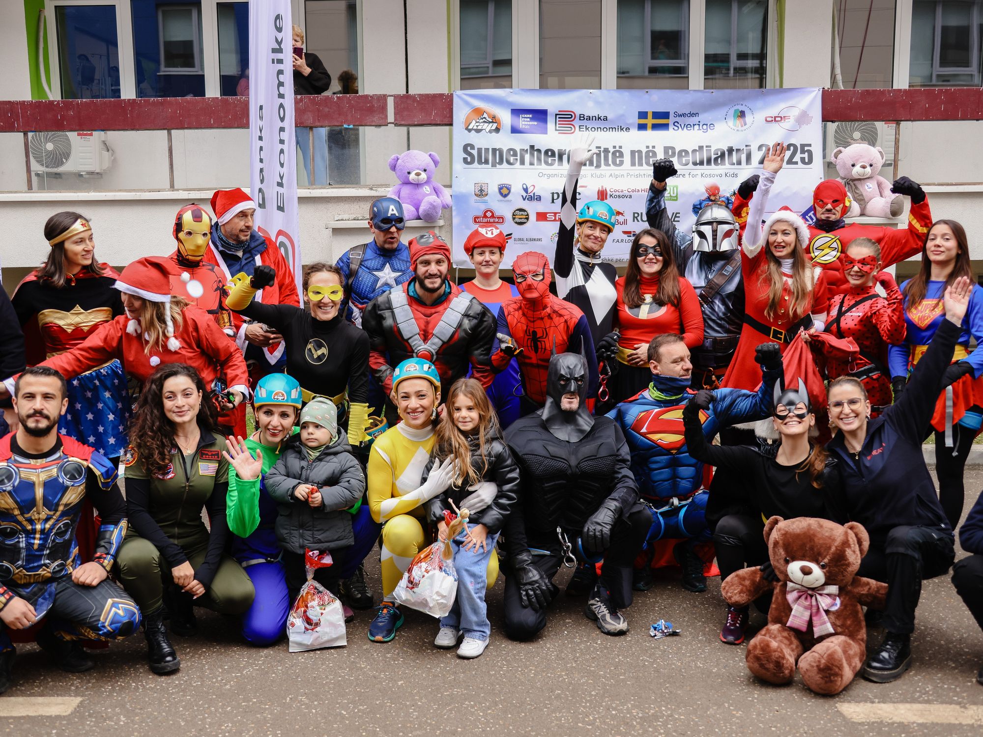 Coca-Cola HBC Kosova sjell magjinë e festave: Superheronjët surprizojnë fëmijët në spitalin e Prishtinës Coca-Cola HBC Kosova sjell magjinë e festave: Superheronjët surprizojnë fëmijët në spitalin e Prishtinës