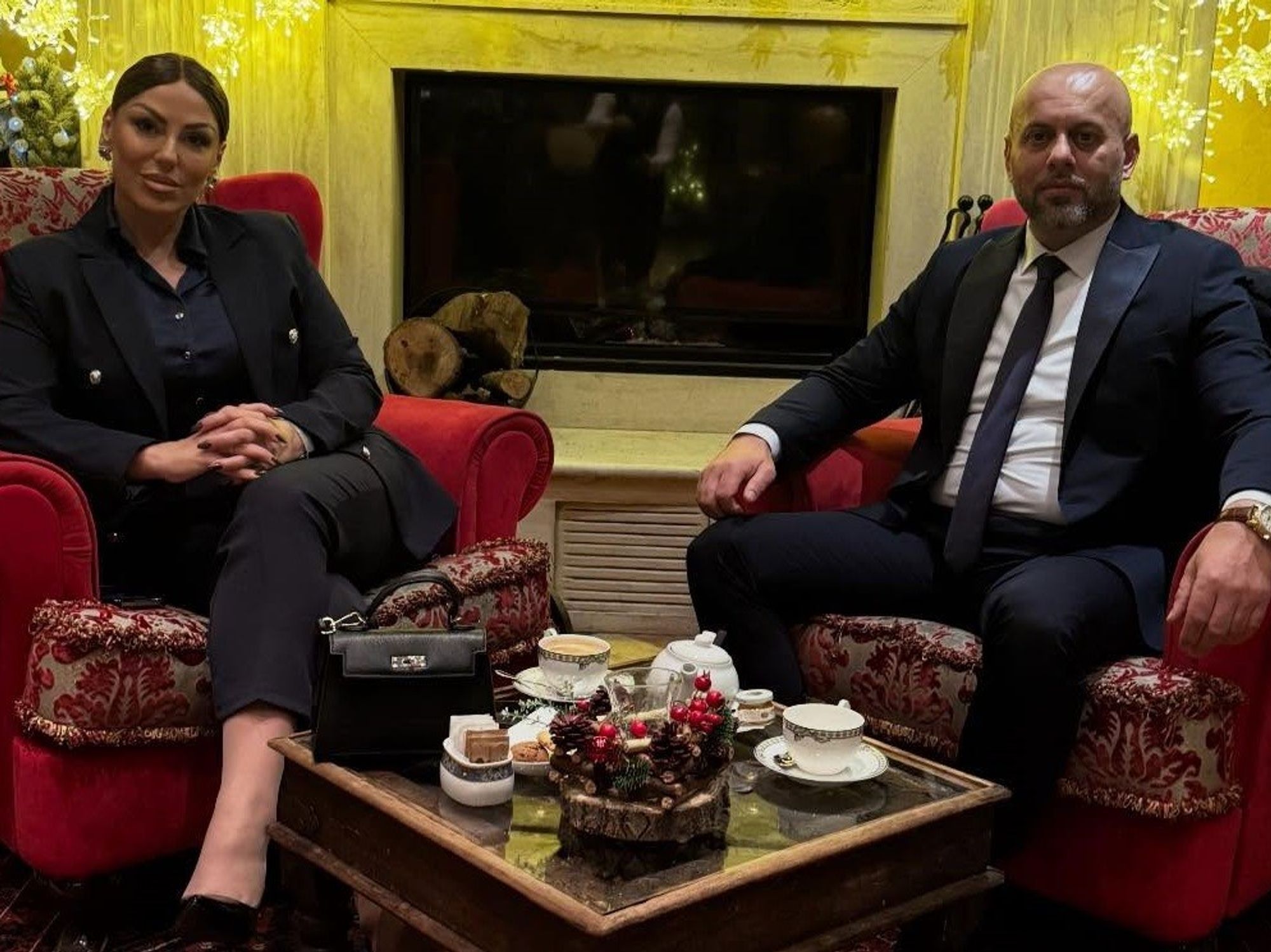 Arta Bajrami shkëlqen në një fotografi pranë burrit të saj, ndërsa merr pjesë në eventin diplomatik “Hapi i Shpresës” Arta Bajrami shkëlqen në një fotografi pranë burrit të saj, ndërsa merr pjesë në eventin diplomatik “Hapi i Shpresës”