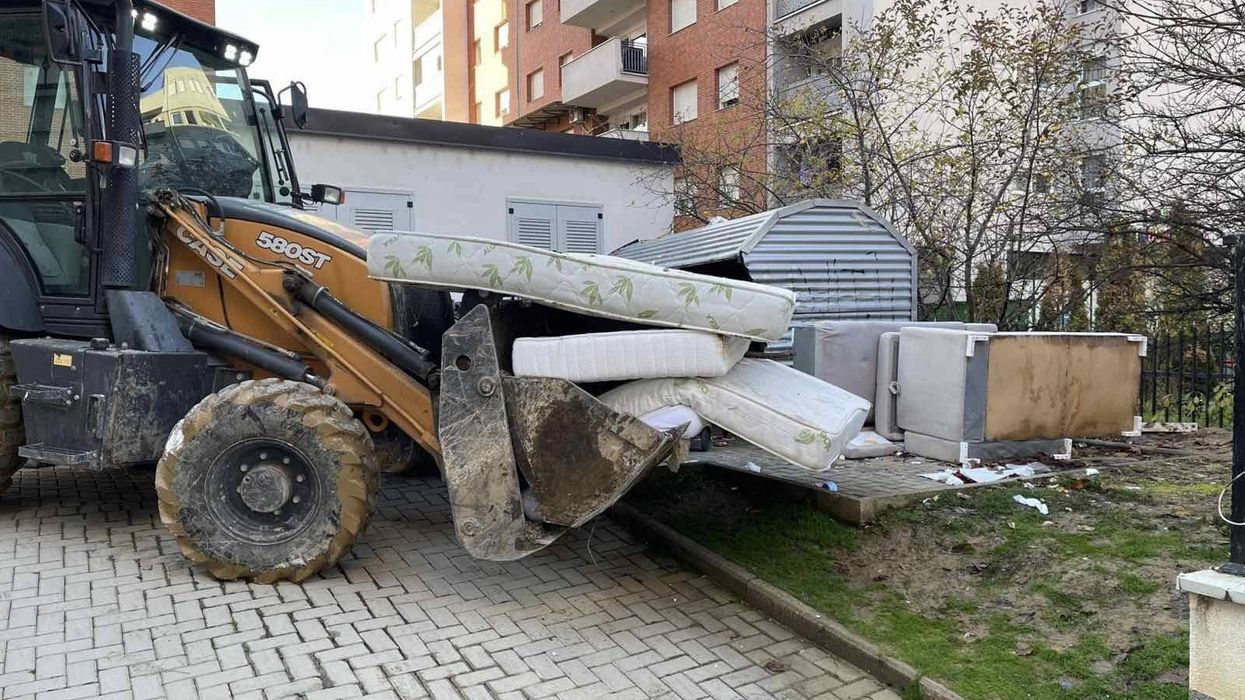 KRM Pastrimi: Ekipet vazhdojnë pastrimin e deponive të paautorizuara në Prishtinë KRM Pastrimi: Ekipet vazhdojnë pastrimin e deponive të paautorizuara në Prishtinë