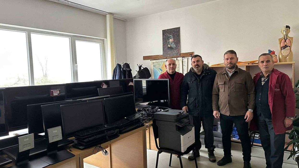 Donacion i çmuar për arsimin në Zhiti, 28 kompjuterë dhe pajisje tjera për shkollën “Safet Rexhepi” Donacion i çmuar për arsimin në Zhiti, 28 kompjuterë dhe pajisje tjera për shkollën “Safet Rexhepi”