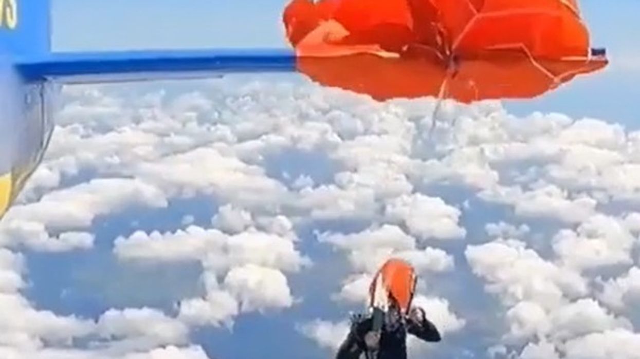 Pamje dramatike nga Australia - parashutisti ngeci në krahët e aeroplanit, shpëtoi në çastin e fundit Pamje dramatike nga Australia - parashutisti ngeci në krahët e aeroplanit, shpëtoi në çastin e fundit