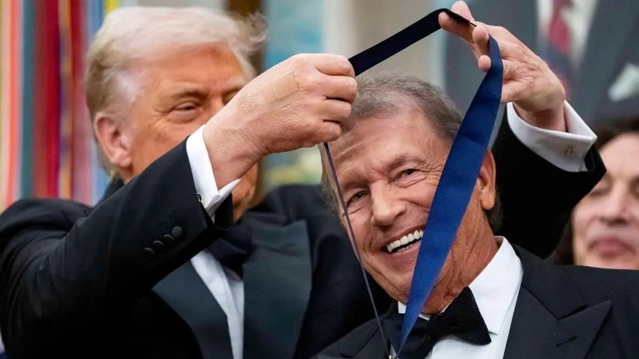 Shtëpia e Bardhë tregon pse Trumpi po mban fasha në dorë? Shtëpia e Bardhë tregon pse Trumpi po mban fasha në dorë?