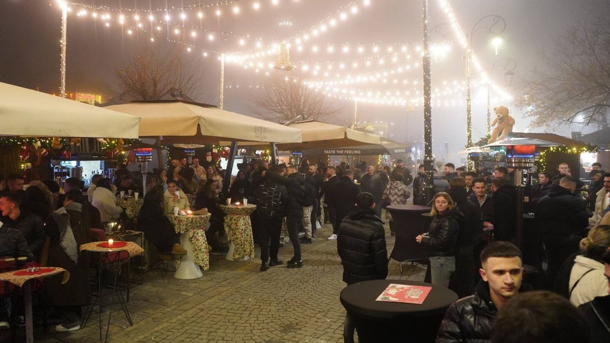 Prizreni hap “Dimrin Kulturor” me atmosferë festive dhe shtëpiza druri