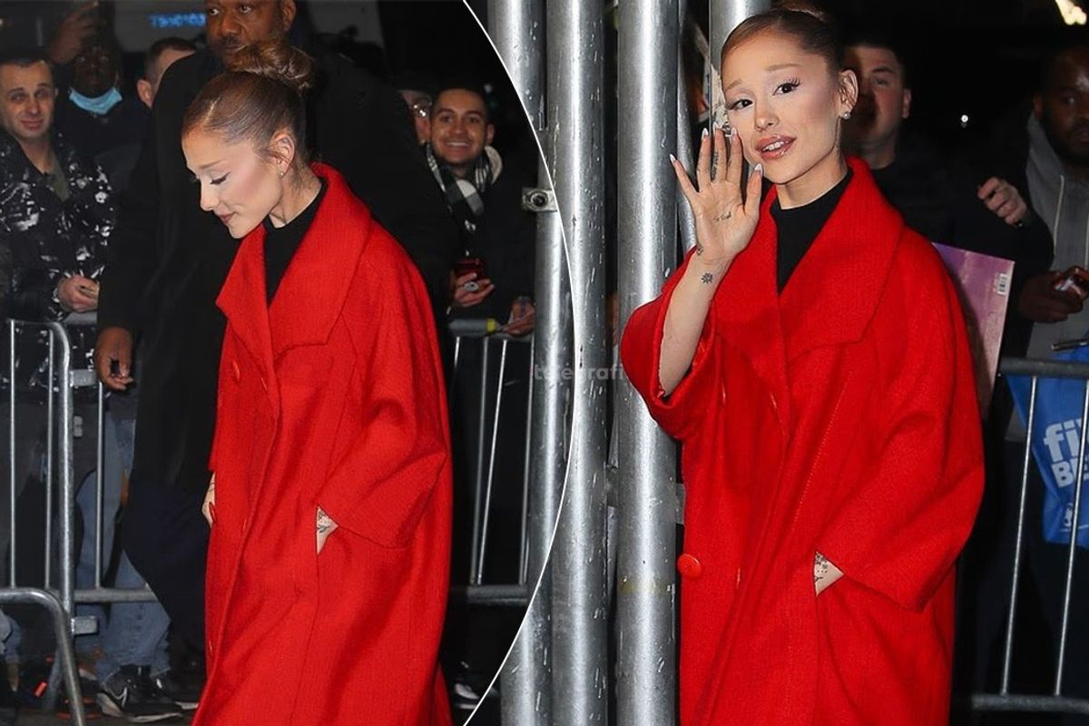 Ariana Grande shfaqet me pallto të kuqe pas kritikave të ashpra për peshën e saj nga Megyn Kelly Ariana Grande shfaqet me pallto të kuqe pas kritikave të ashpra për peshën e saj nga Megyn Kelly