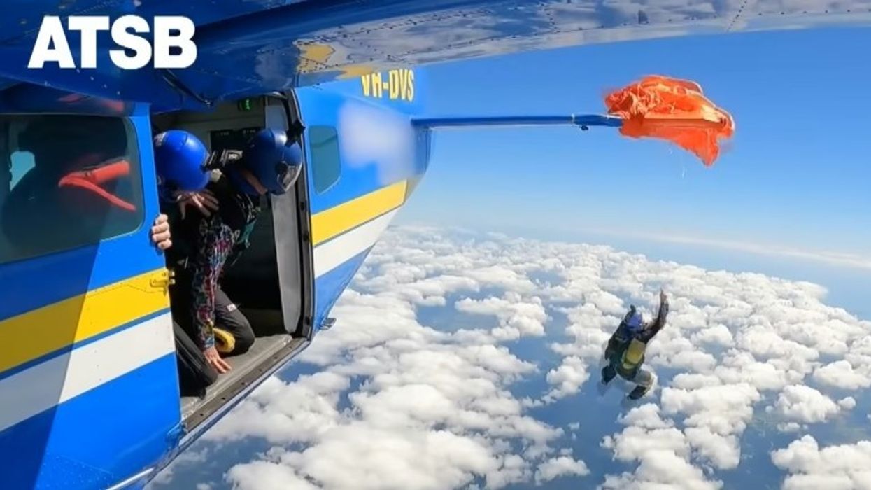 Pamje dramatike nga Australia - parashutisti ngeci në krahët e aeroplanit, shpëtoi në çastin e fundit