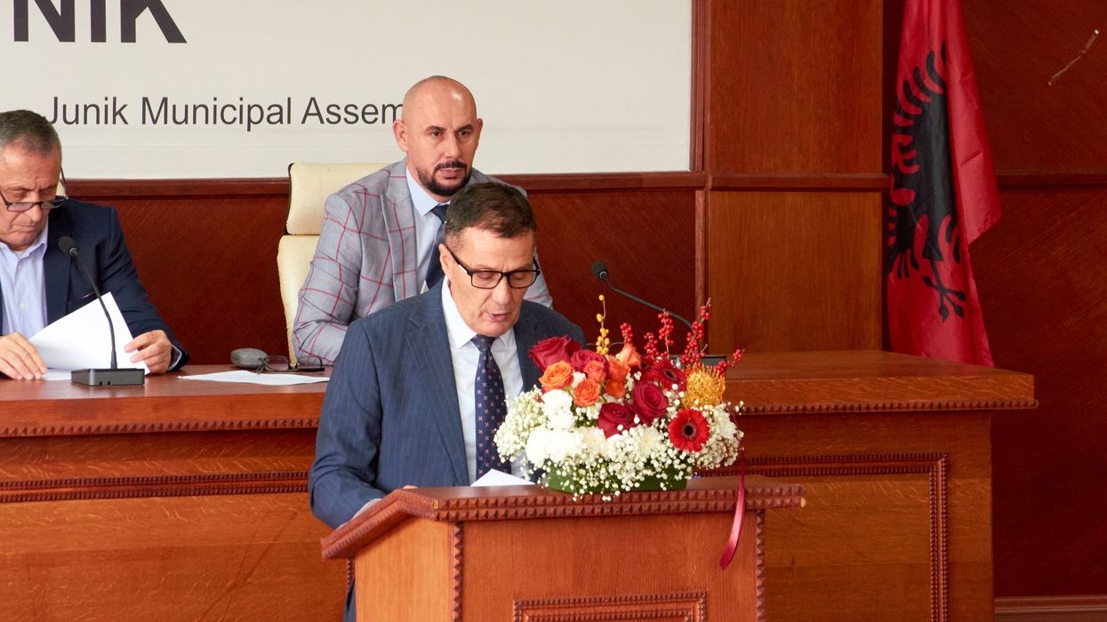 Ruzhdi Shehu jep betimin për mandatin e dytë si kryetar i Komunës së Junikut Ruzhdi Shehu jep betimin për mandatin e dytë si kryetar i Komunës së Junikut