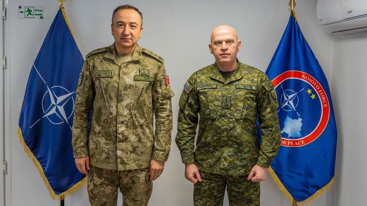 Komandanti i KFOR-it takon Jasharin, diskutojnë për situatën e sigurisë në Kosovë
Komandanti i KFOR-it takon Jasharin, diskutojnë për situatën e sigurisë në Kosovë

