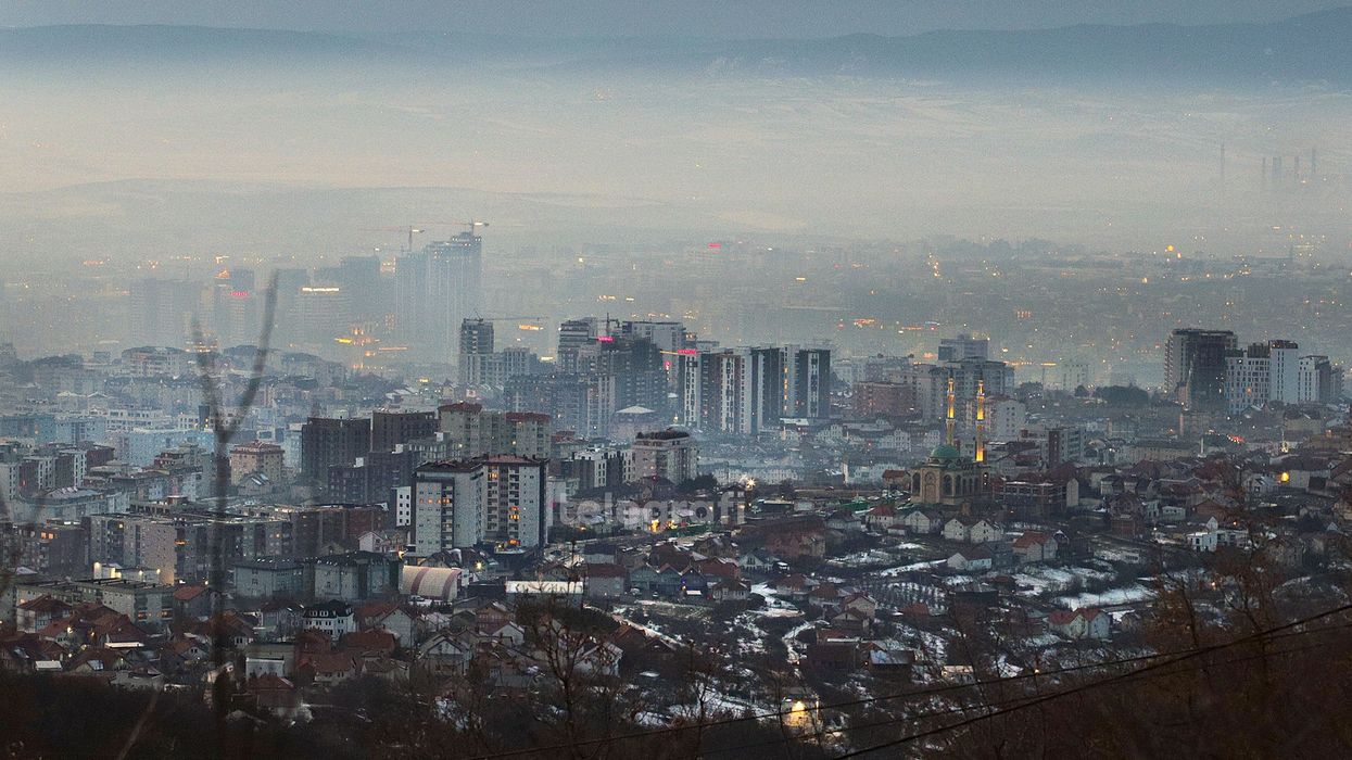 Mëngjesi me mjegull, pasdite vranësira dhe diell