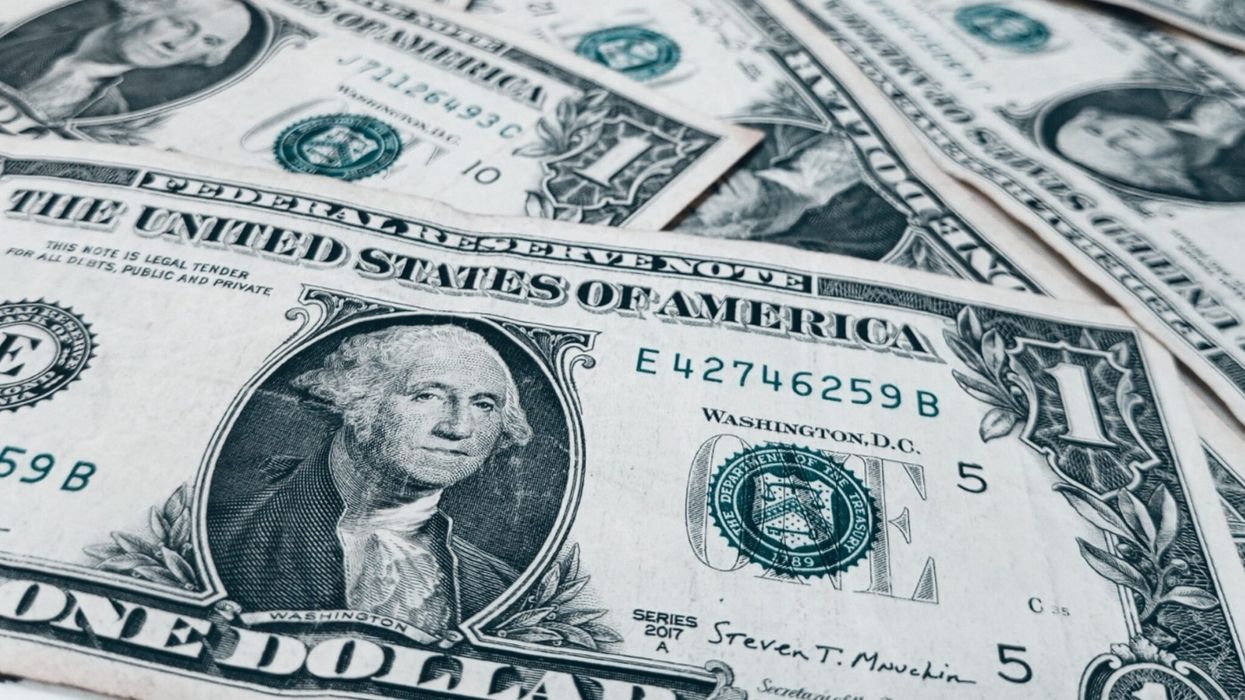 Një grua fiton 1 milion dollarë në lotari një ditë para ditëlindjes