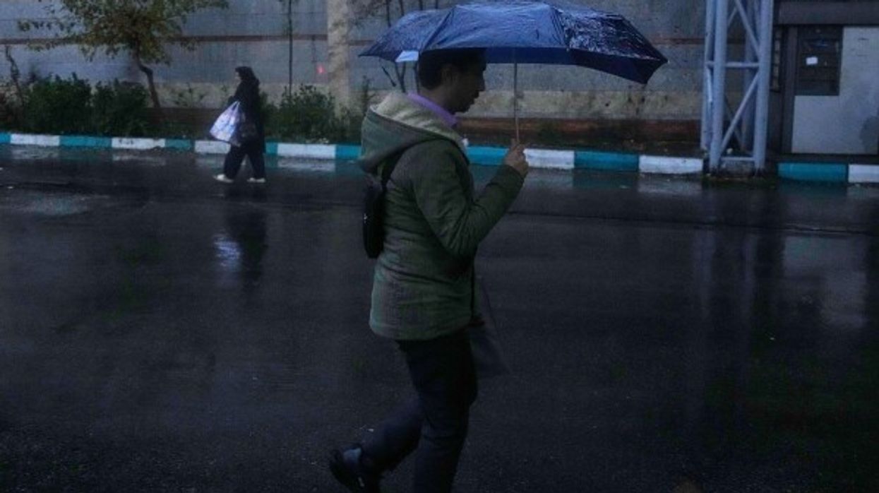 Bie shi në Iran pas muajsh thatësire, por kriza e ujit vazhdon Bie shi në Iran pas muajsh thatësire, por kriza e ujit vazhdon