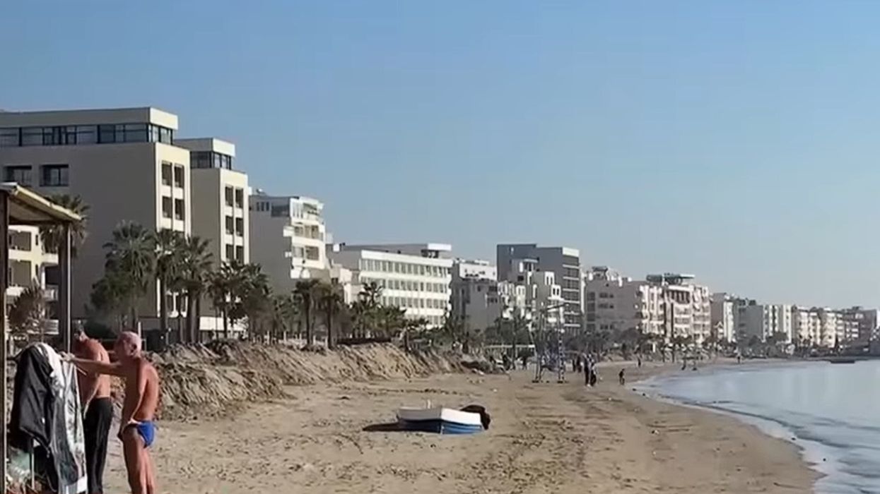 Plazh në dhjetor në Durrës, nuk mungojnë as ata që lahen në det Plazh në dhjetor në Durrës, nuk mungojnë as ata që lahen në det