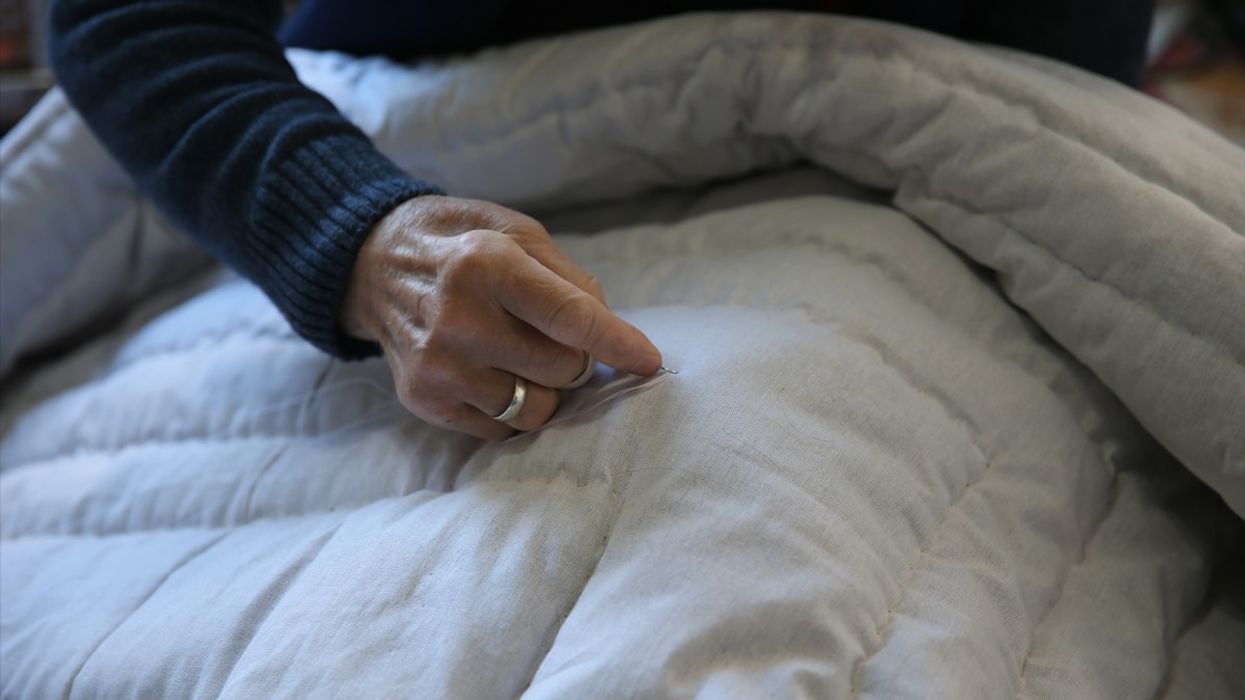 Jorganxhiu nga Turqia "që nuk e ka lëshuar gjilpërën nga dora për 60 vjet"