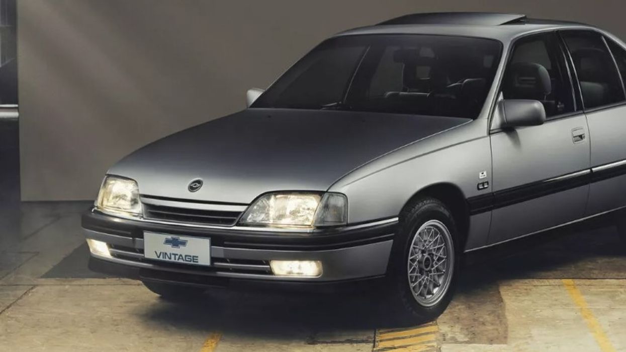 GM restauroi këtë Chevrolet Sedan "të harruar" të viteve '90 dhe e shiti për 80,000 dollarë GM restauroi këtë Chevrolet Sedan