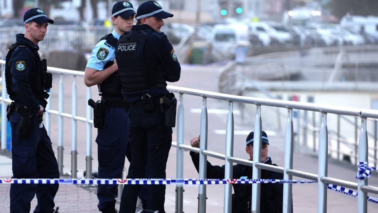 Australia planifikon ligje më të ashpra për armët pasi policia thotë se baba dhe bir vranë 15 persona në plazhin e famshëm Bondi të Sidneit