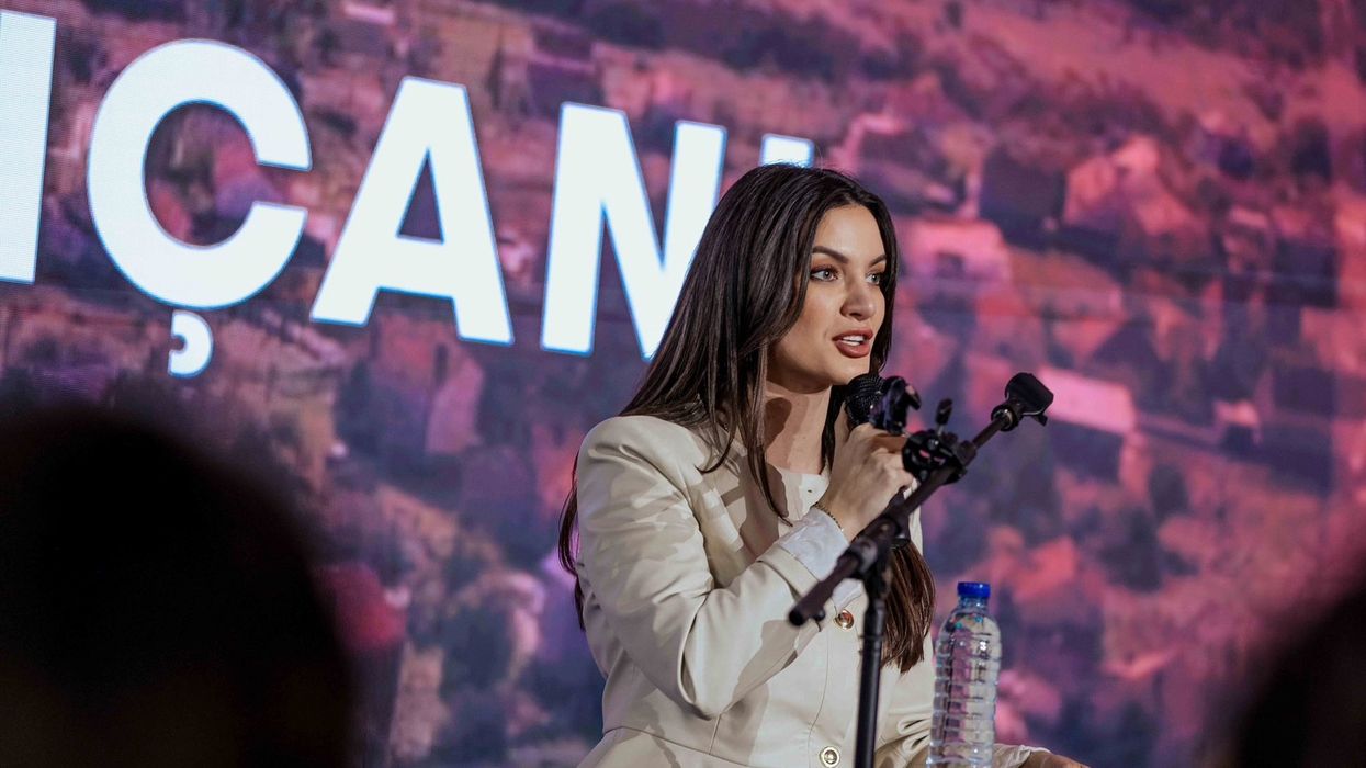 Statovci e GUXO i reagon Hotit për sulmet ndaj Osmanit: LDK po sulmon institucionin e Presidencës Statovci e GUXO i reagon Hotit për sulmet ndaj Osmanit: LDK po sulmon institucionin e Presidencës