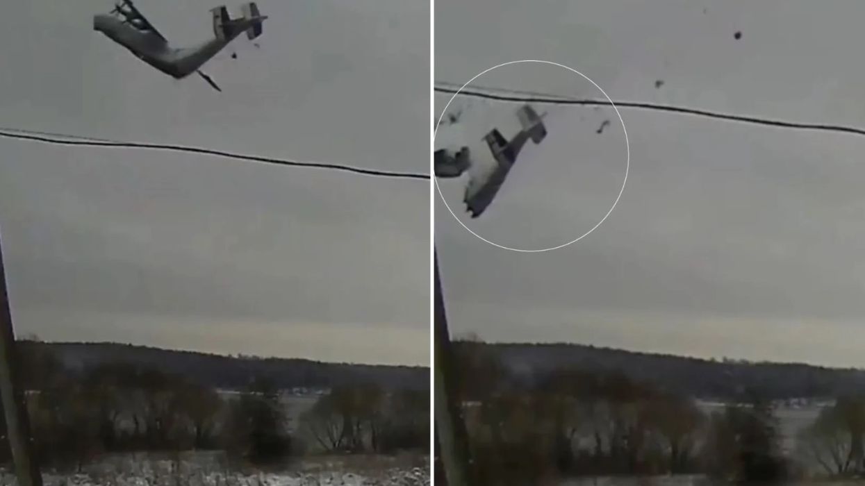 Një aeroplan i madh transportues ushtarak rus rrëzohet, ndahet përgjysmë në ajër Një aeroplan i madh transportues ushtarak rus rrëzohet, ndahet përgjysmë në ajër