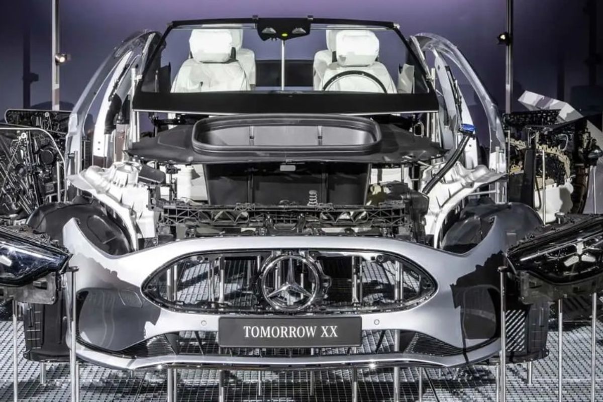 Mercedes do të përdorë vida për t'i bërë dritat e përparme të riparueshme Mercedes do të përdorë vida për t'i bërë dritat e përparme të riparueshme