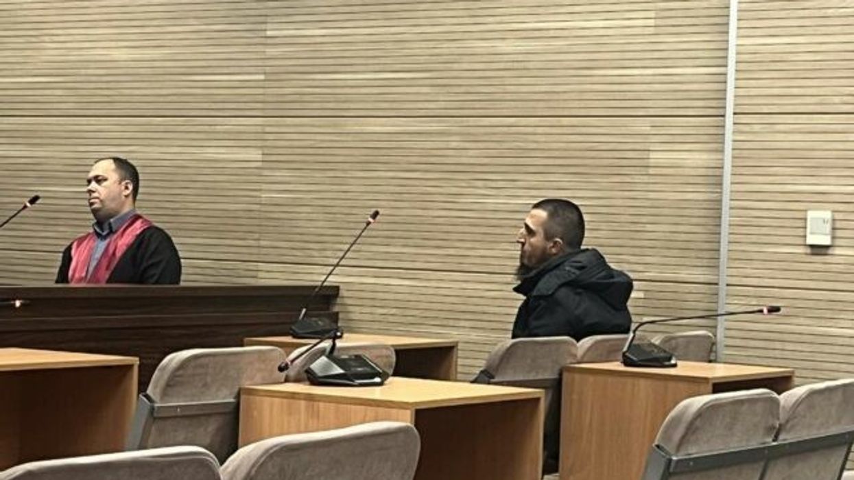 Gjykimi i arsimtarit që hodhi flamurin kombëtar dhe plisin në shportën e mbeturinave Gjykimi i arsimtarit që hodhi flamurin kombëtar dhe plisin në shportën e mbeturinave