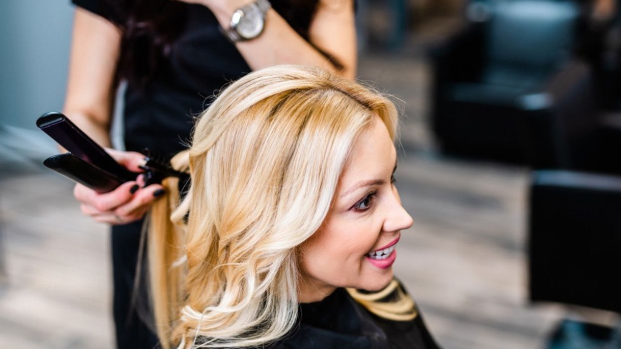 Pse flokët tuaj nuk duken kurrë si pas floktarit? Truket profesionale që pak kush i di