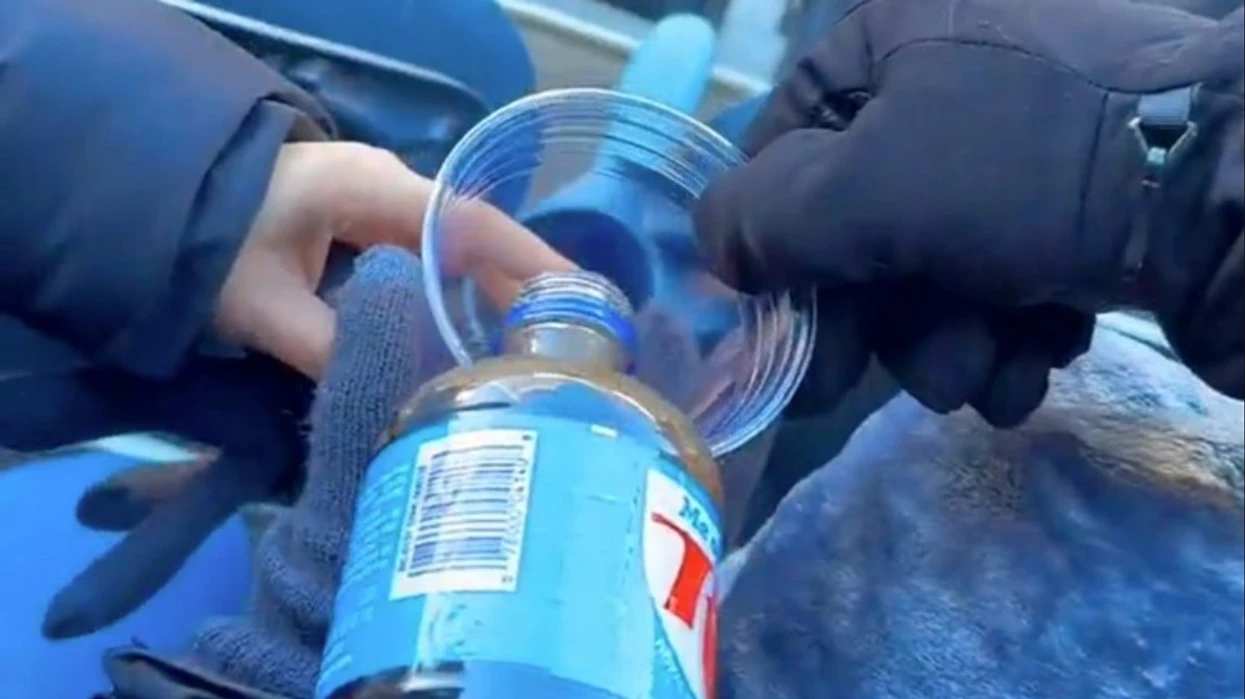 Një tifoz hapi një lëng në ndeshjen e luajtur në -20°C, videoja është bërë një hit absolut në internet