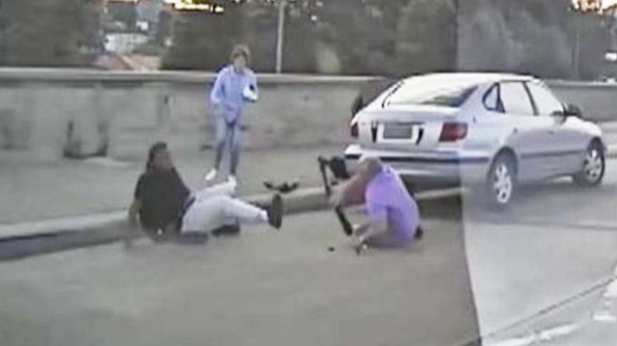 Pamje që tregojnë çiftin që përpiqet të ndalojë personin e armatosur - përpara se të vriten nga ai, në sulmin në Sidnei të Australisë