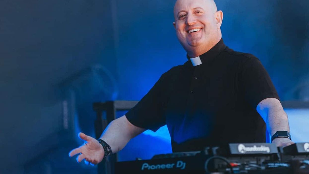 Ditën prift katolik, natën DJ