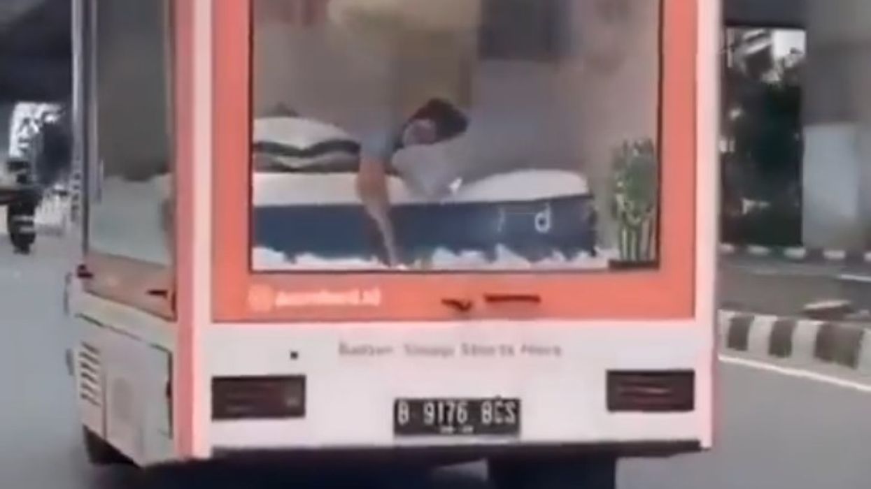 Punë ëndrrash - indoneziani paguhet për të fjetur në një veturë në lëvizje