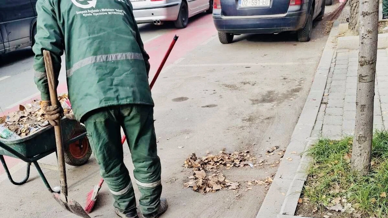 KRM “Uniteti” vazhdon pastrimin e rrugëve dhe trotuareve në Mitrovicë