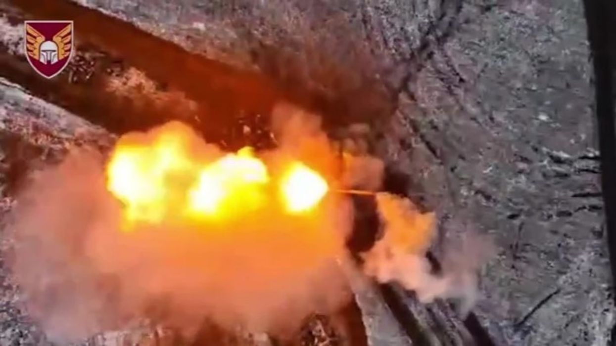 Tentuan të shfrytëzojnë mjegullën e dendur për t’i zënë në befasi, konvoji i tankeve dhe autoblindave ruse shkatërrohen nga ukrainasit