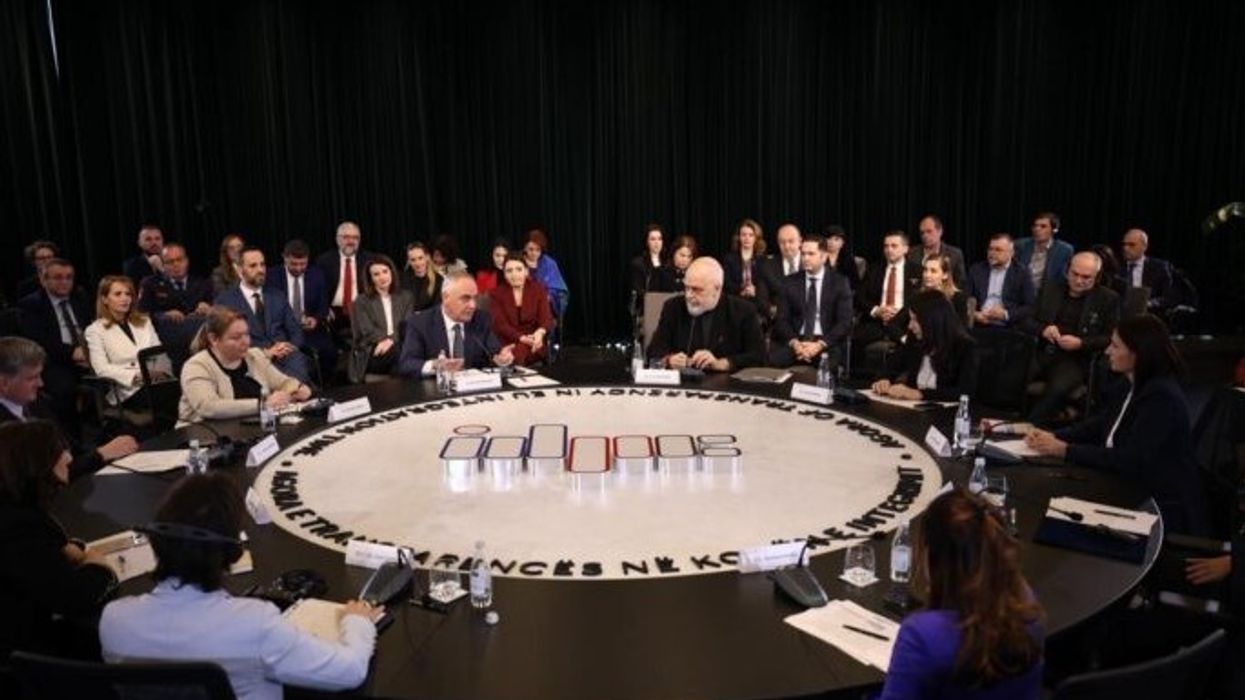 E drejta për informim mes gotës gjysmë bosh dhe gjysmë plot