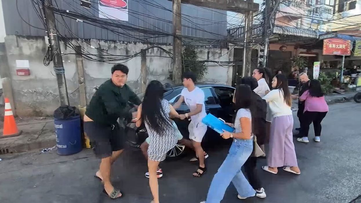 Lëre që nuk pagoi për pijet, por edhe tentoi të sulmojë punonjësit dhe kalimtarët e rastit – e pëson keq burri në Tajlandë