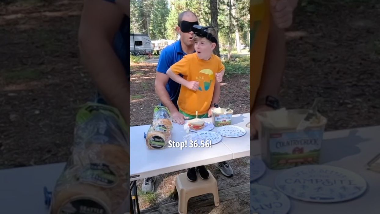 Babë e bir thyejnë rekord botëror duke përgatitur sanduiç me sy mbyllur Babë e bir thyejnë rekord botëror duke përgatitur sanduiç me sy mbyllur