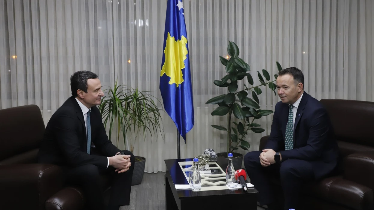 Peci dhe Kurti diskutuan për prioritetet zhvillimore të Mitrovicës pas inaugurimit të urës mbi Ibër