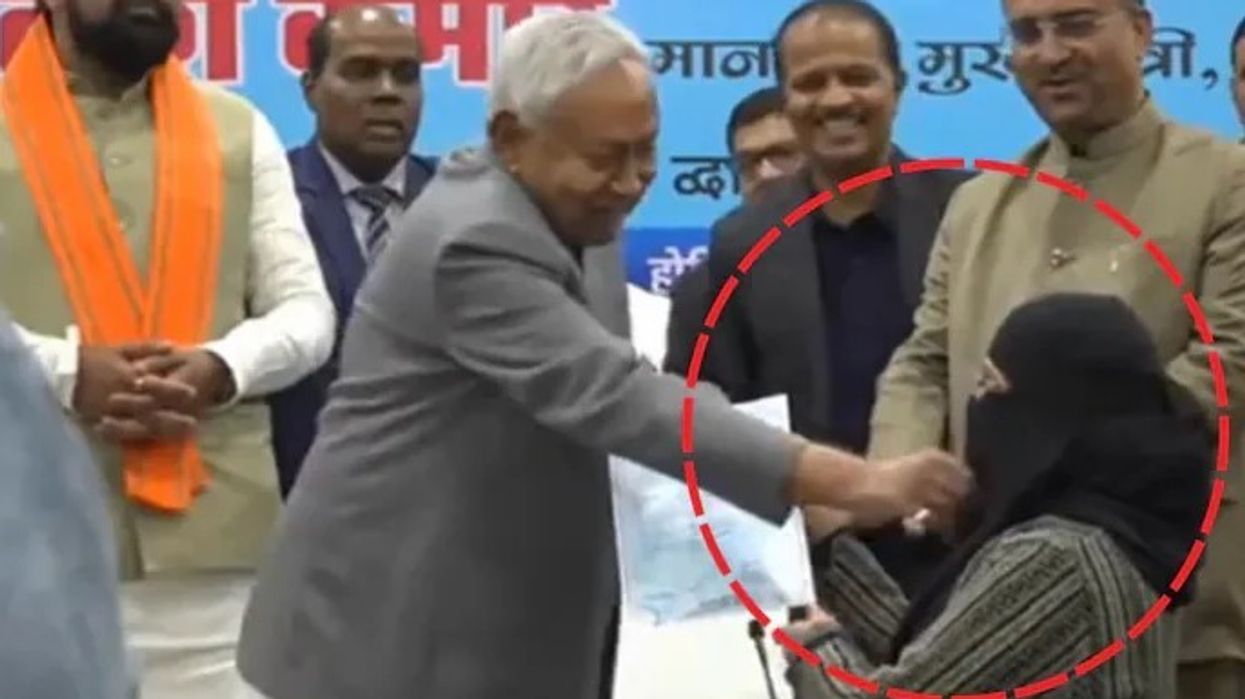 Politikani indian habit opinionin dhe grupet e të drejtave të njeriut duke ia tërhequr hixhabin gruas myslimane Politikani indian habit opinionin dhe grupet e të drejtave të njeriut duke ia tërhequr hixhabin gruas myslimane